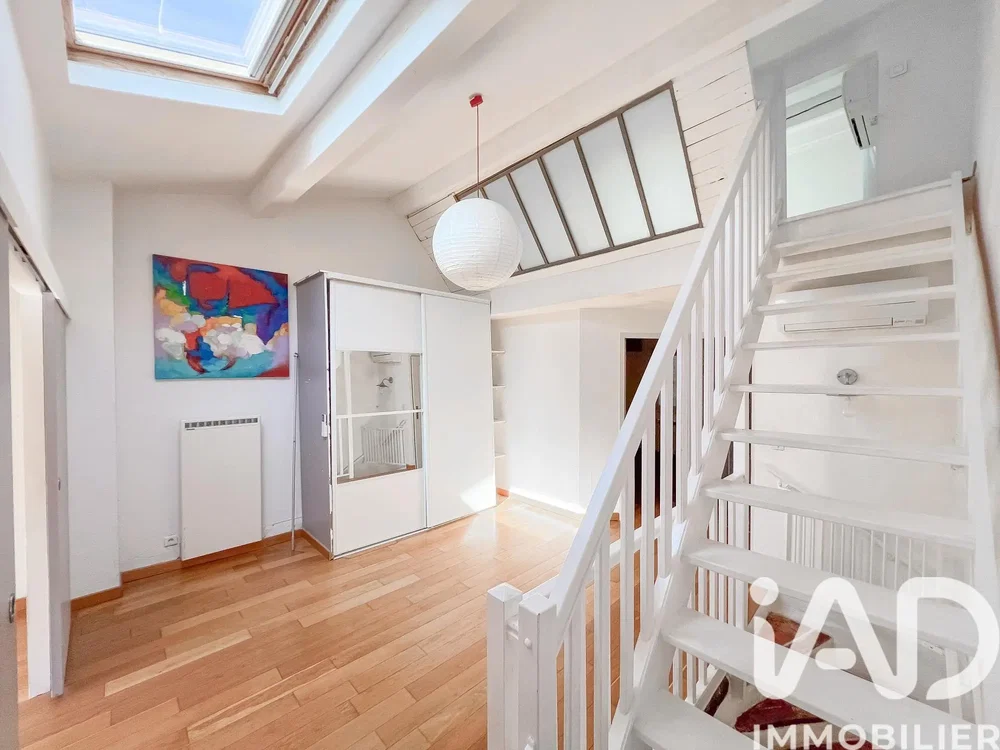 Oturma odası; ahşap zemin, doğal ışık, modern stil