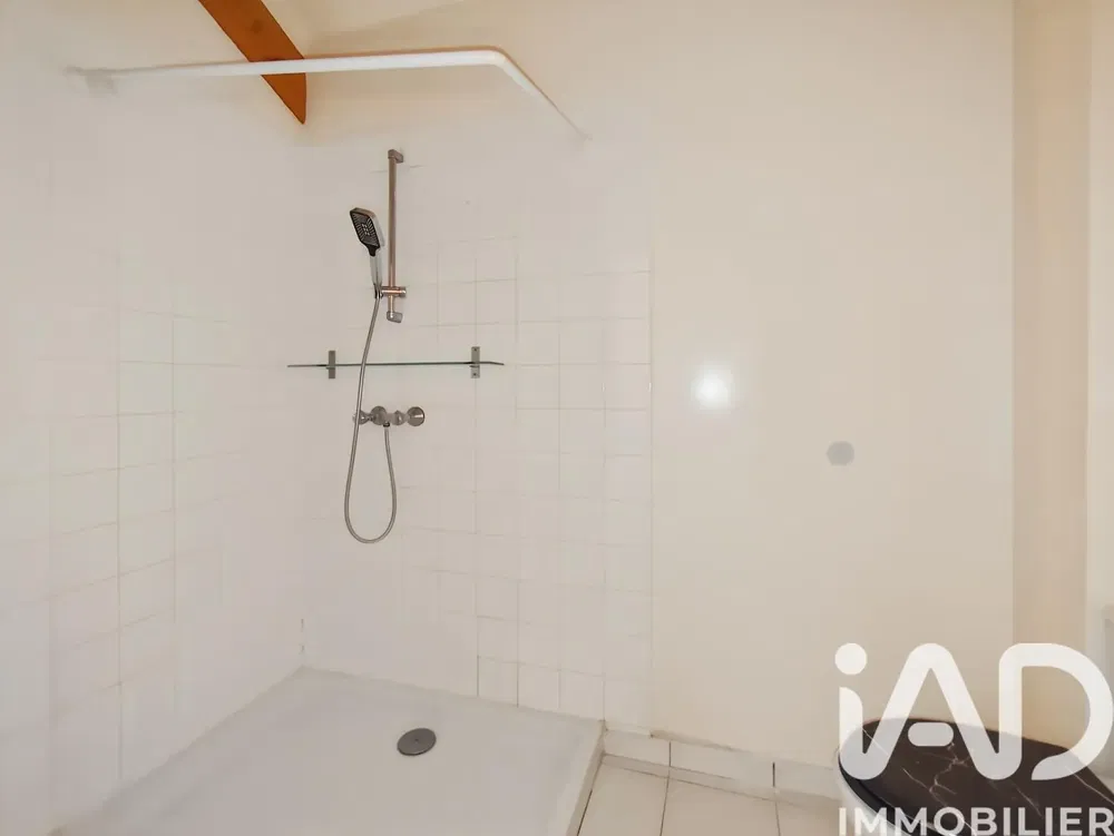 Banyo; fayans zemin, doğal ışık, tadilatlı