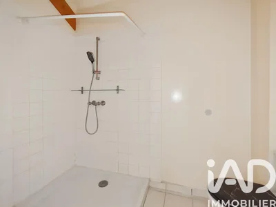 Banyo; fayans zemin, doğal ışık, tadilatlı