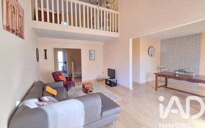 Oturma odası; doğal ışık, ahşap zemin, modern stil