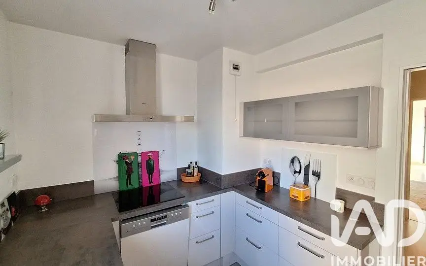 Mutfak; mutfak aletleri, doğal ışık, modern stil