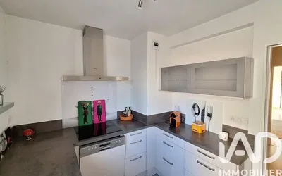 Mutfak; mutfak aletleri, doğal ışık, modern stil