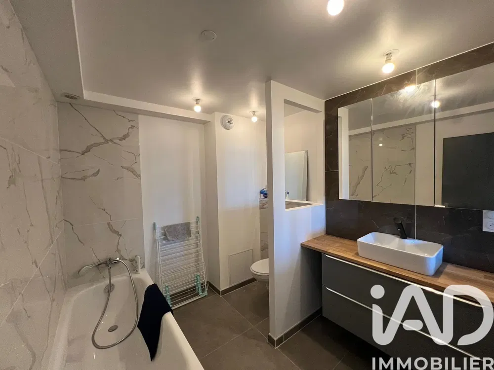 Купатило; плочице, реновиран, природно светло, модерни стил