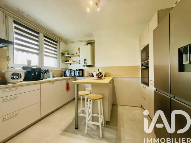 Kitchen; kitchen appliances, natural light, modern style