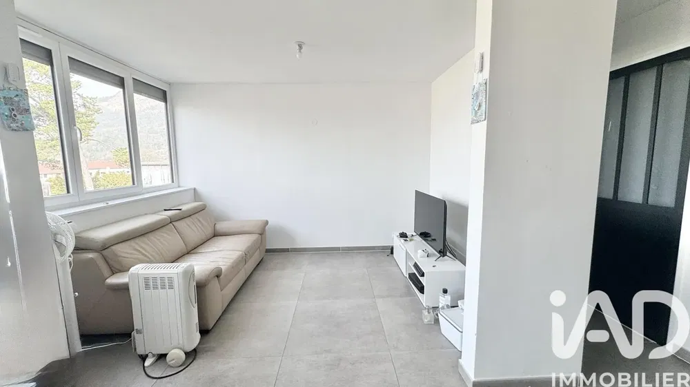 Дневна соба; поглед, плочице, природно светло