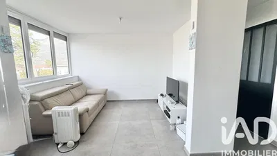 Дневна соба; поглед, плочице, природно светло