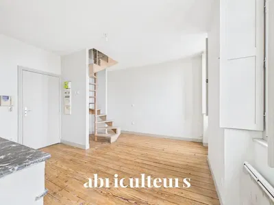 Mutfak; ahşap zemin, doğal ışık