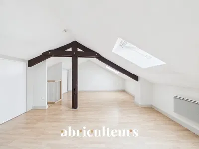 Çocuk odası; ahşap kirişler, ahşap zemin, doğal ışık