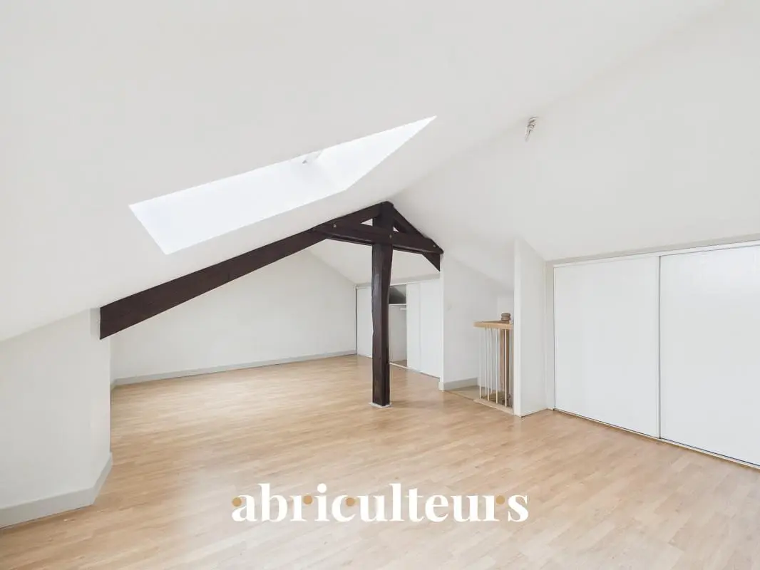 Çocuk odası; ahşap zemin, doğal ışık