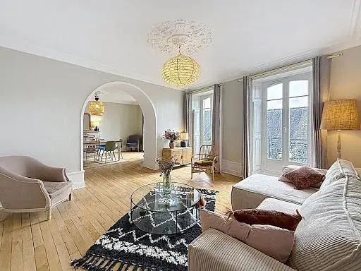 Oturma odası; doğal ışık, ahşap zemin, modern stil