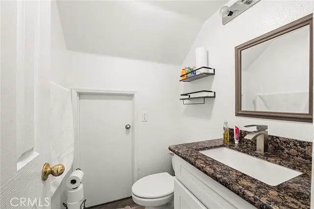Banyo; doğal ışık, fayans zemin