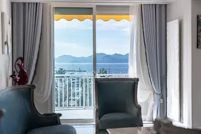 Oturma odası; manzara, doğal ışık