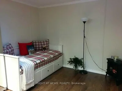 Chambre; parquet, cheminée