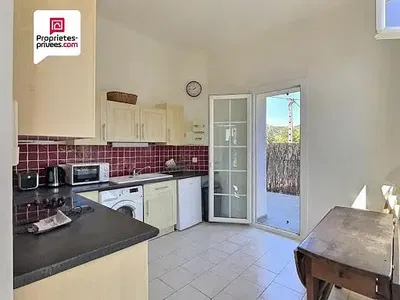 Mutfak; mutfak aletleri, doğal ışık, manzara