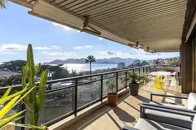 Балкон; поглед, природно светло