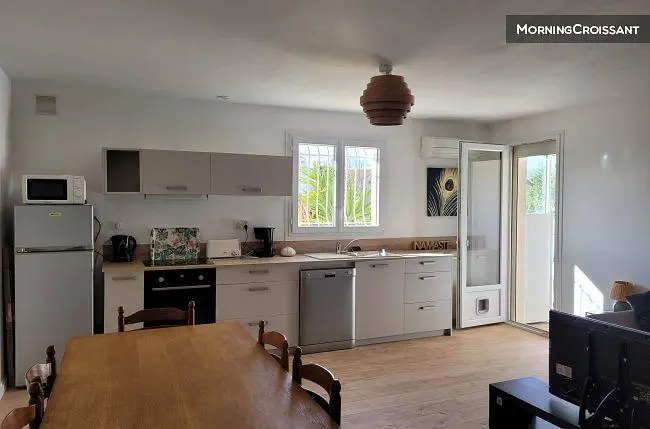 Küche; küchengeräte, tageslicht, moderner stil