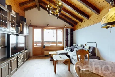 Wohnzimmer; holzbalken, holzboden, tageslicht, rustikaler stil