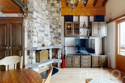 Wohnzimmer; kamin, holzbalken, holzboden, rustikaler stil