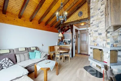 Wohnzimmer; holzbalken, kamin, holzboden, rustikaler stil