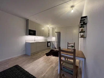 Cuisine; parquet, lumière naturelle, style moderne