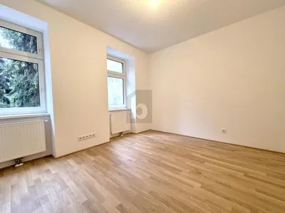 Dormitorio; suelo de madera, luz natural, renovado