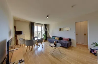 Дневна соба; дрвени под, природно светло, модерни стил