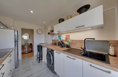 Кухиња; кухињски апарати, плочице, природно светло, модерни стил