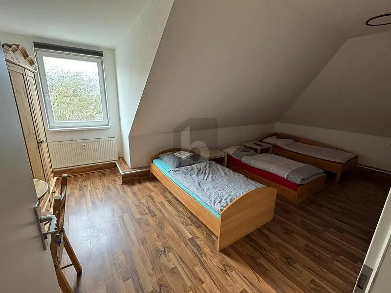 Kinderkamer; houten vloer, natuurlijk licht