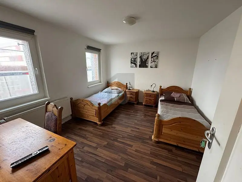 Slaapkamer; houten vloer, natuurlijk licht