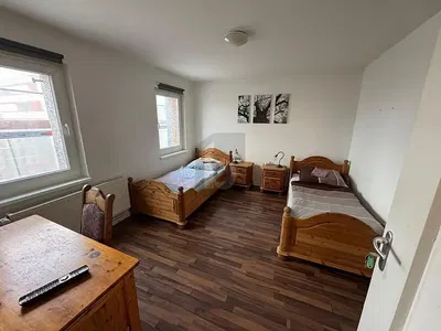 Slaapkamer; houten vloer, natuurlijk licht