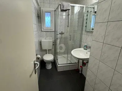 Badkamer; tegelvloer, natuurlijk licht, gerenoveerd