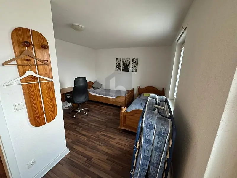 Slaapkamer; houten vloer, natuurlijk licht