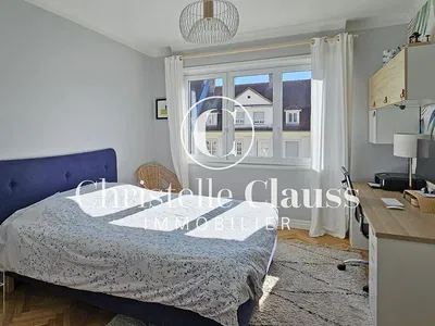 Спаваћа соба; природно светло, дрвени под