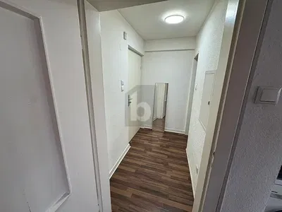 Garderobe; houten vloer, natuurlijk licht