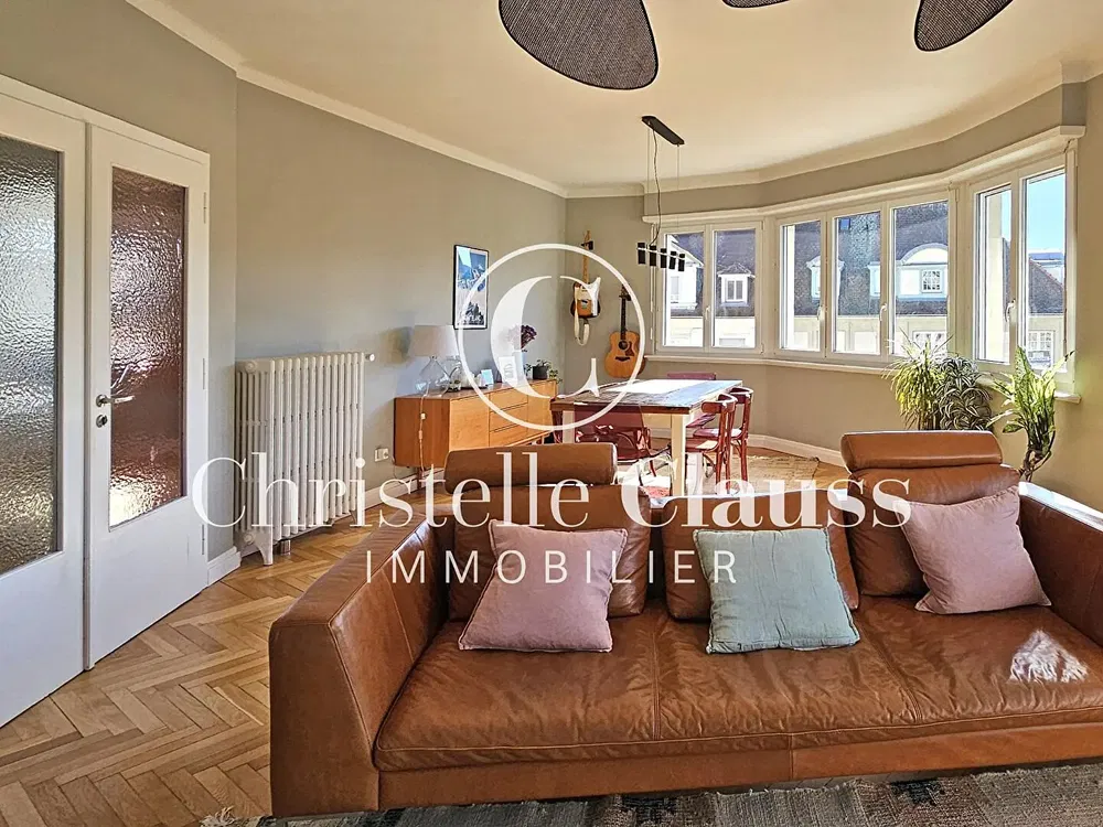 Дневна соба; дрвени под, природно светло, модерни стил, поглед