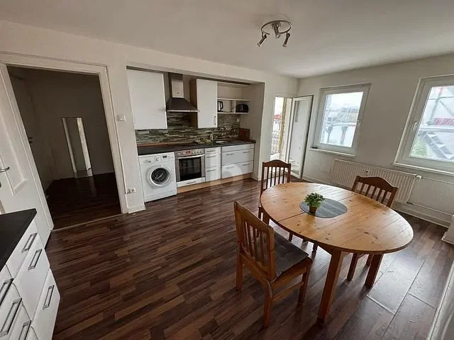 Keuken; houten vloer, natuurlijk licht