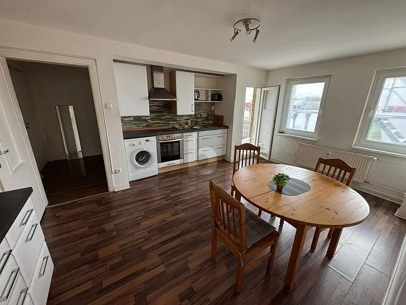 Keuken; houten vloer, natuurlijk licht