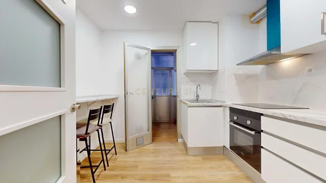 Küche; küchengeräte, tageslicht, moderner stil