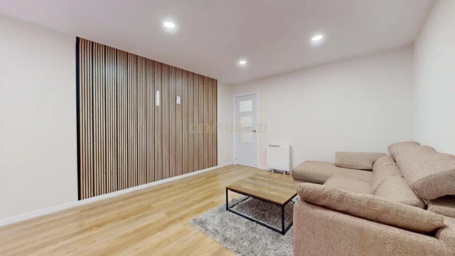 Sala de estar; luz natural, chão de madeira, estilo moderno