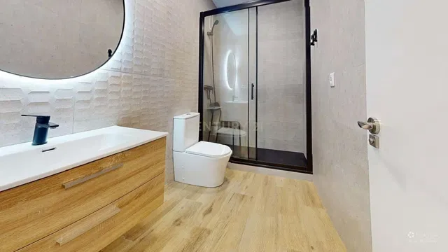 Baño; suelo de baldosas, renovado, luz natural