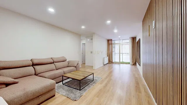 Salón; luz natural, suelo de madera, estilo moderno