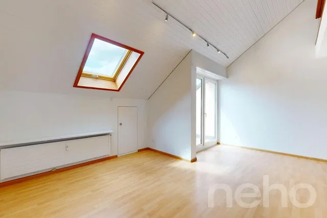 Quarto de criança; luz natural, chão de madeira