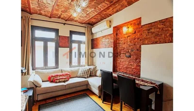 Dnevni boravak; drvene grede, drveni pod, prirodna svjetlost, rustikalni stil