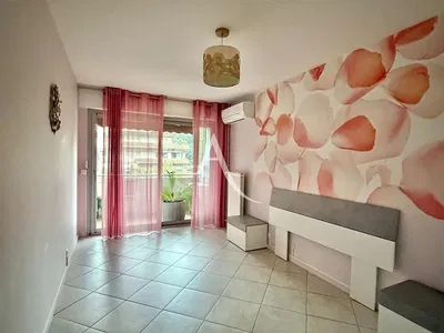 Дневна соба; плочице, природно светло, поглед