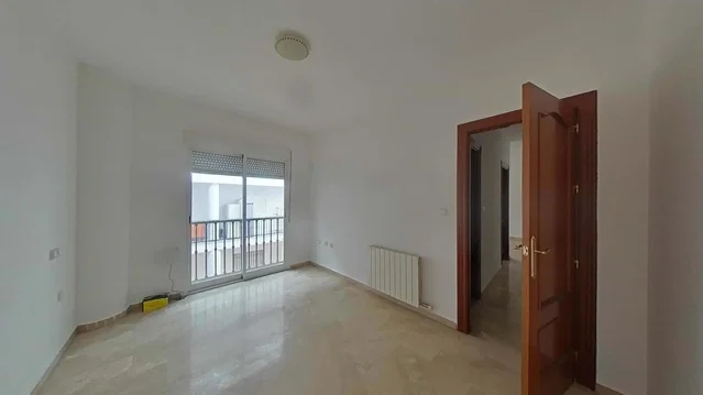 Salón; suelo de baldosas, luz natural, vista