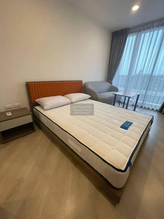 Slaapkamer; houten vloer, natuurlijk licht, moderne stijl