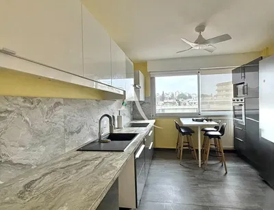 Кухиња; кухињски апарати, поглед, плочице, природно светло