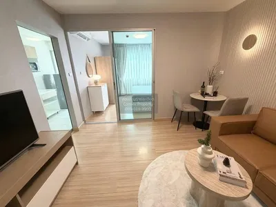 Obývačka; prirodzené svetlo, moderný štýl, drevená podlaha