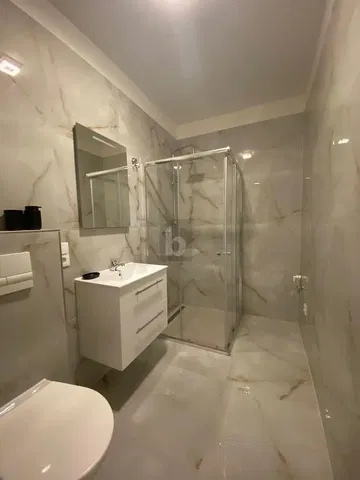 Μπάνιο; πλακάκια, ανακαινισμένο, φυσικό φως, μοντέρνο στυλ