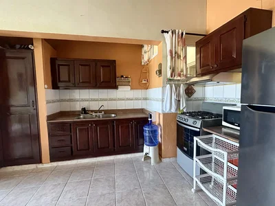 Cocina; suelo de baldosas, electrodomésticos